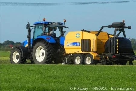 Traktor auf Wiesen - aus dem Artike - Neue Technik in Traktoren - IT auf dem Feld