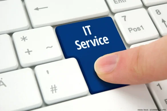 Finger drückt auf blaue Tastaturtaste mit Aufschrift „IT Service“ und symbolisiert digitalen Support und Dienstleistungen im IT-Vertrieb.