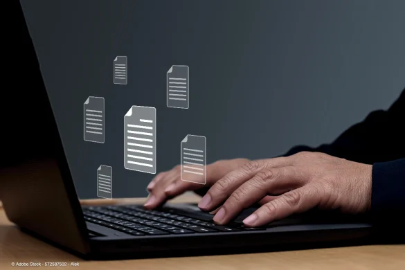 Hände tippen auf einem Laptop mit digitalen Dokumentensymbolen, passend zur Datenverwaltung für Verkehrssicherung techniker im Arbeitsalltag.