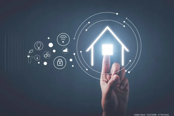 Eine Hand berührt ein digitales Haussymbol mit vernetzten Funktionen für Beleuchtung, Sicherheit und Heizung beim Smart Home planen.